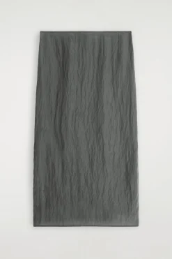 BLEISTIFTROCK AUS SATIN IN KNITTEROPTIK