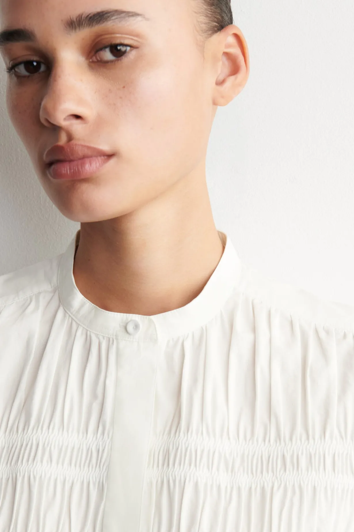 BLUSE AUS BAUMWOLLE MIT RAFFUNGEN