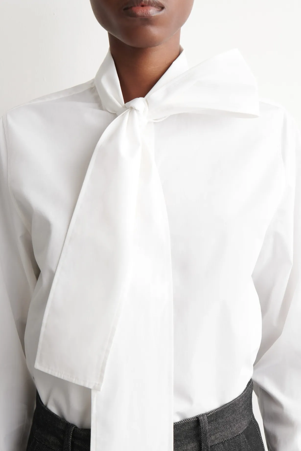 BLUSE AUS BAUMWOLLE MIT SCHLEIFENDETAIL