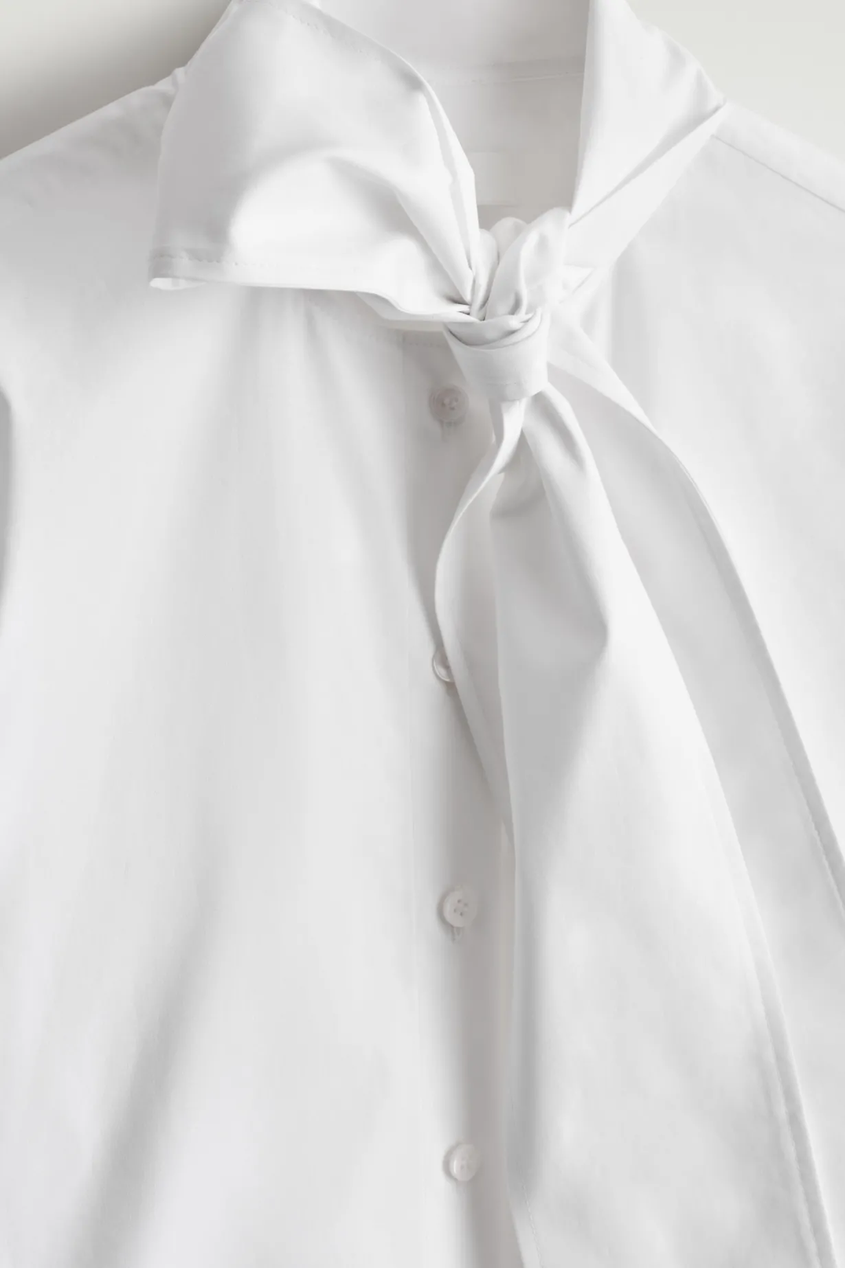 BLUSE AUS BAUMWOLLE MIT SCHLEIFENDETAIL