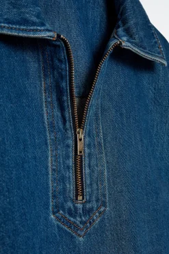 BLUSE AUS DENIM MIT KURZEM REISSVERSCHLUSS
