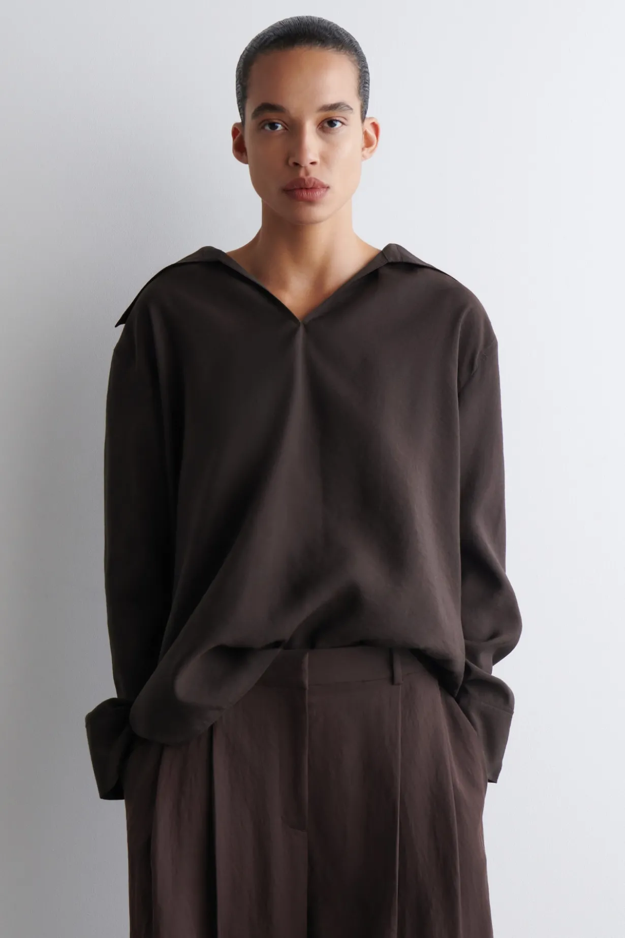 BLUSE AUS MODAL MIT BREITEM KRAGEN