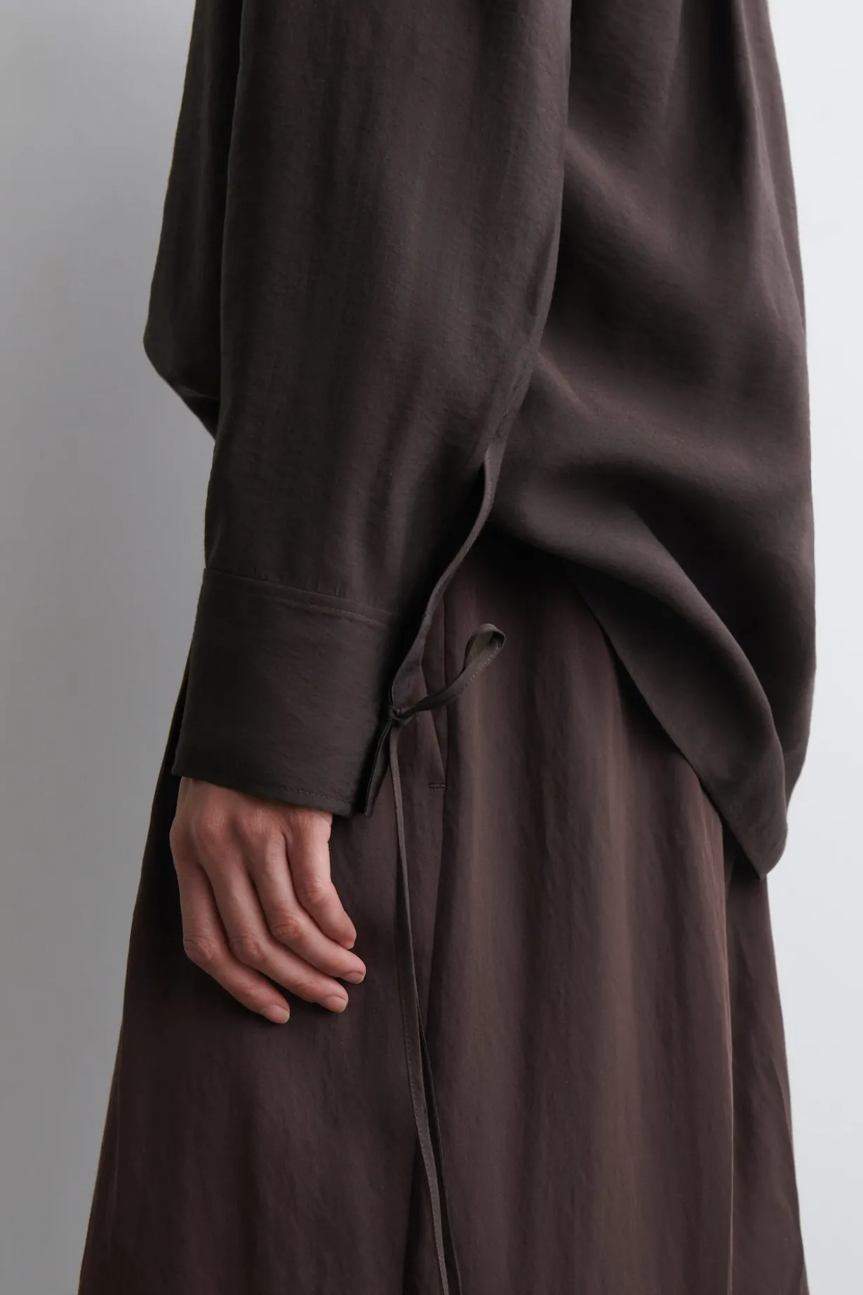 BLUSE AUS MODAL MIT BREITEM KRAGEN