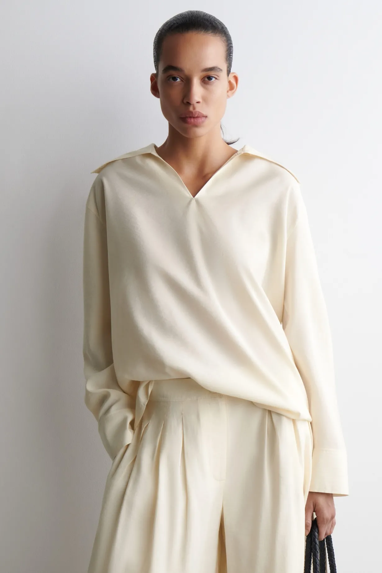 BLUSE AUS MODAL MIT BREITEM KRAGEN