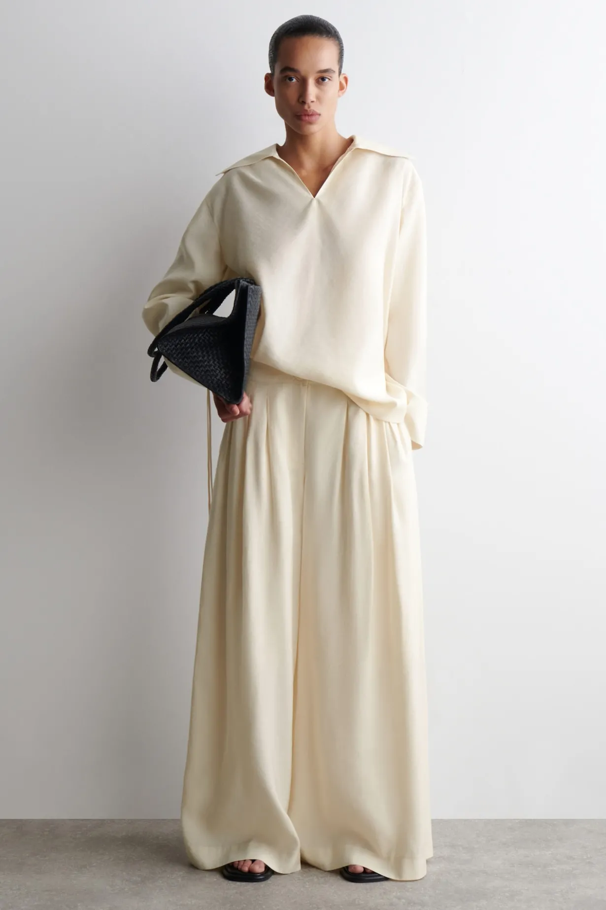BLUSE AUS MODAL MIT BREITEM KRAGEN