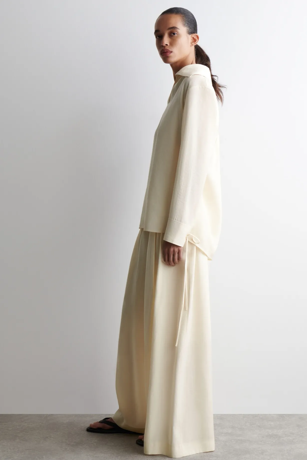 BLUSE AUS MODAL MIT BREITEM KRAGEN