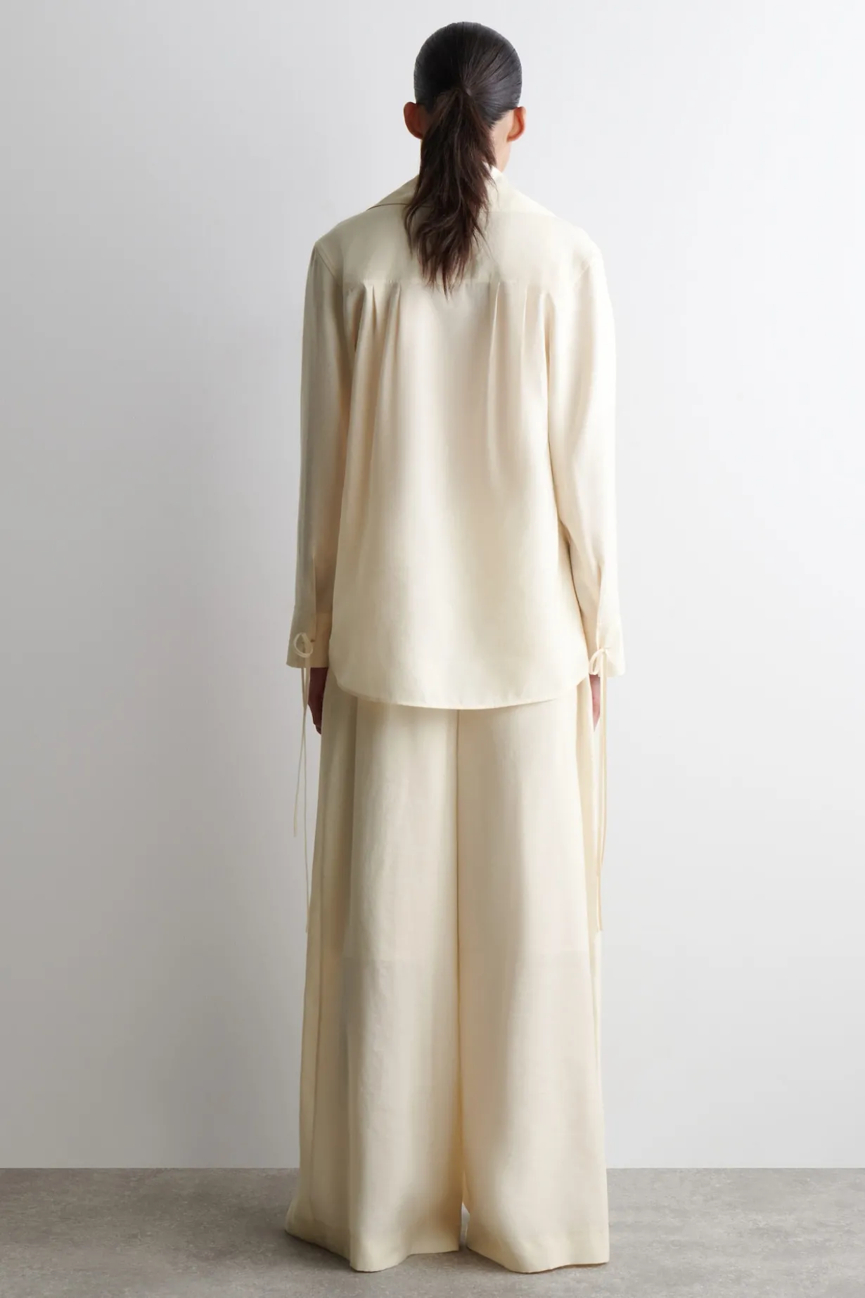 BLUSE AUS MODAL MIT BREITEM KRAGEN