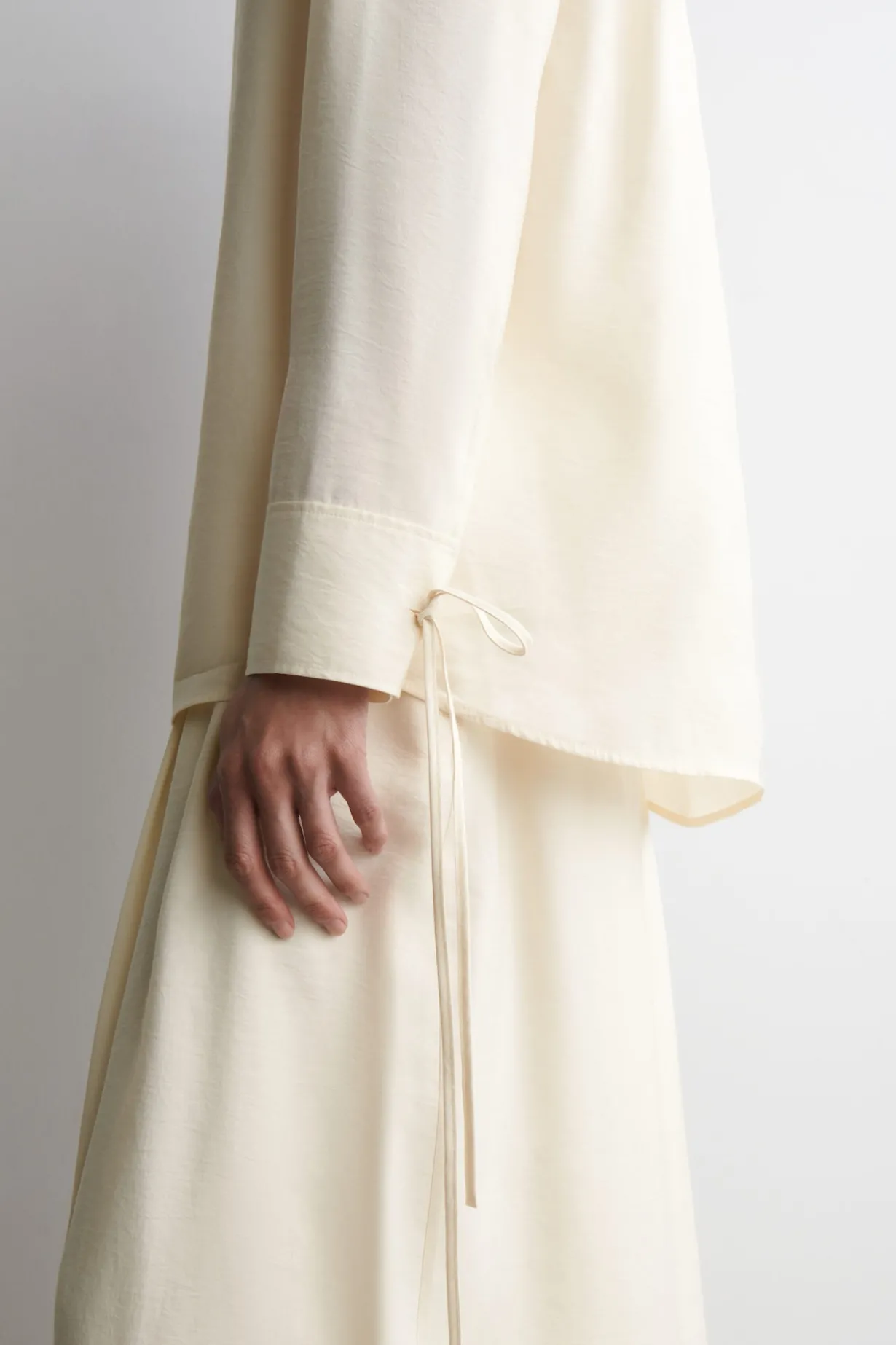 BLUSE AUS MODAL MIT BREITEM KRAGEN