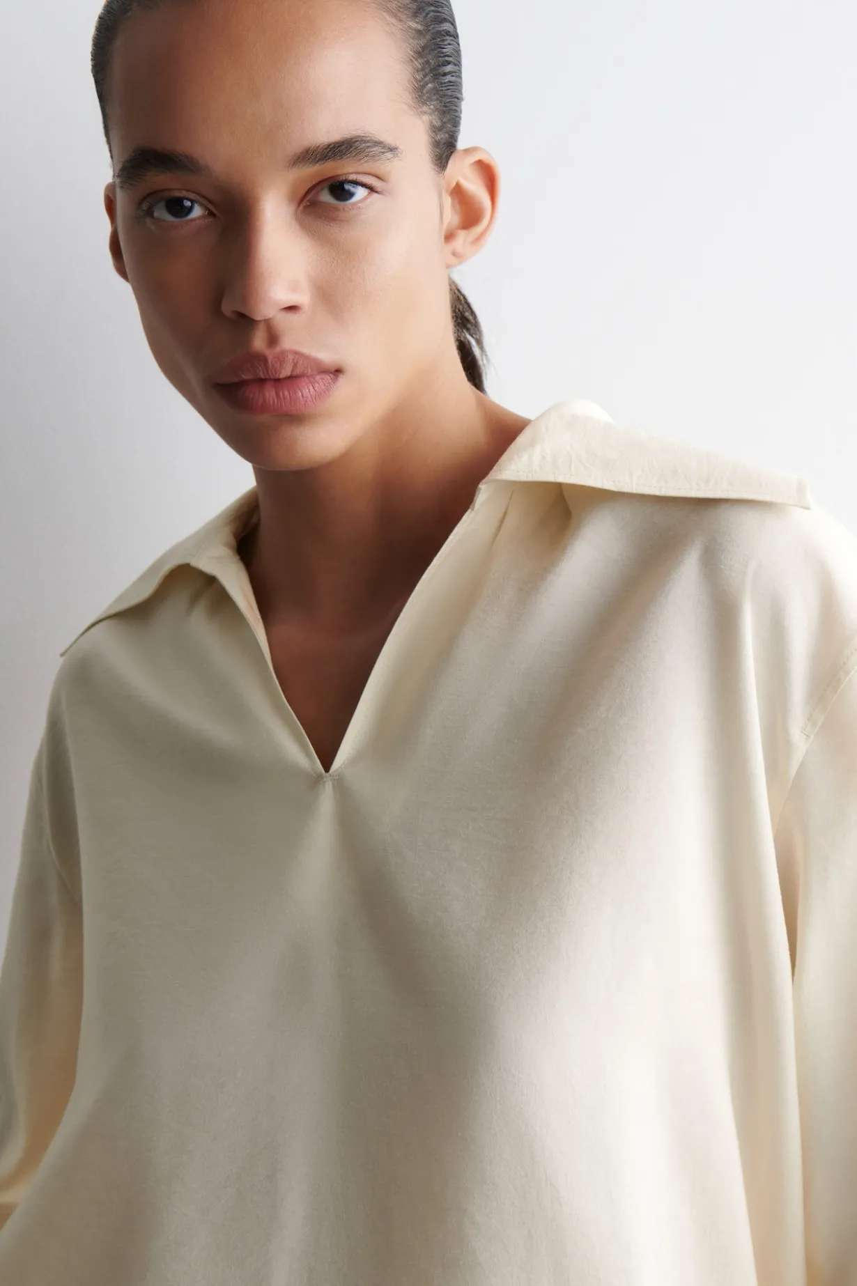 BLUSE AUS MODAL MIT BREITEM KRAGEN