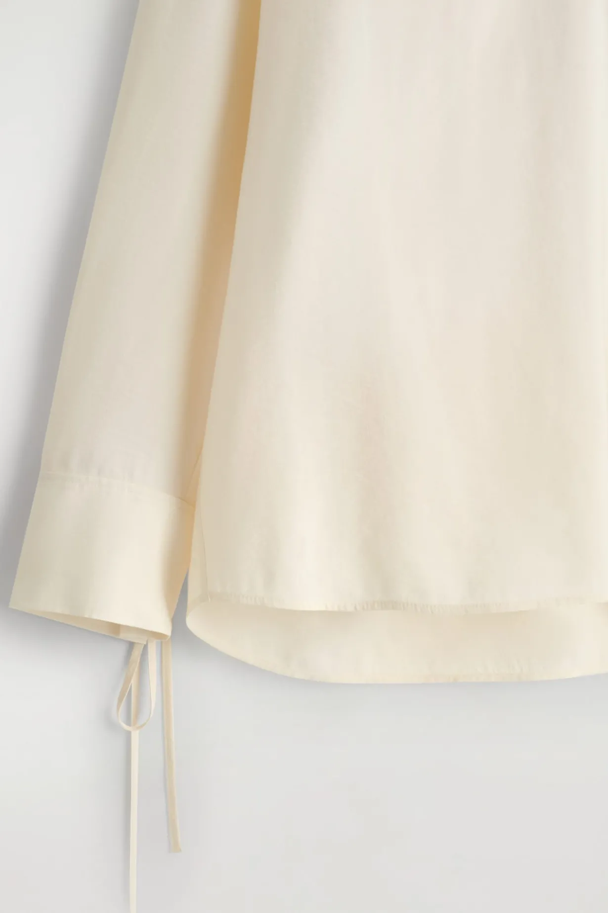BLUSE AUS MODAL MIT BREITEM KRAGEN