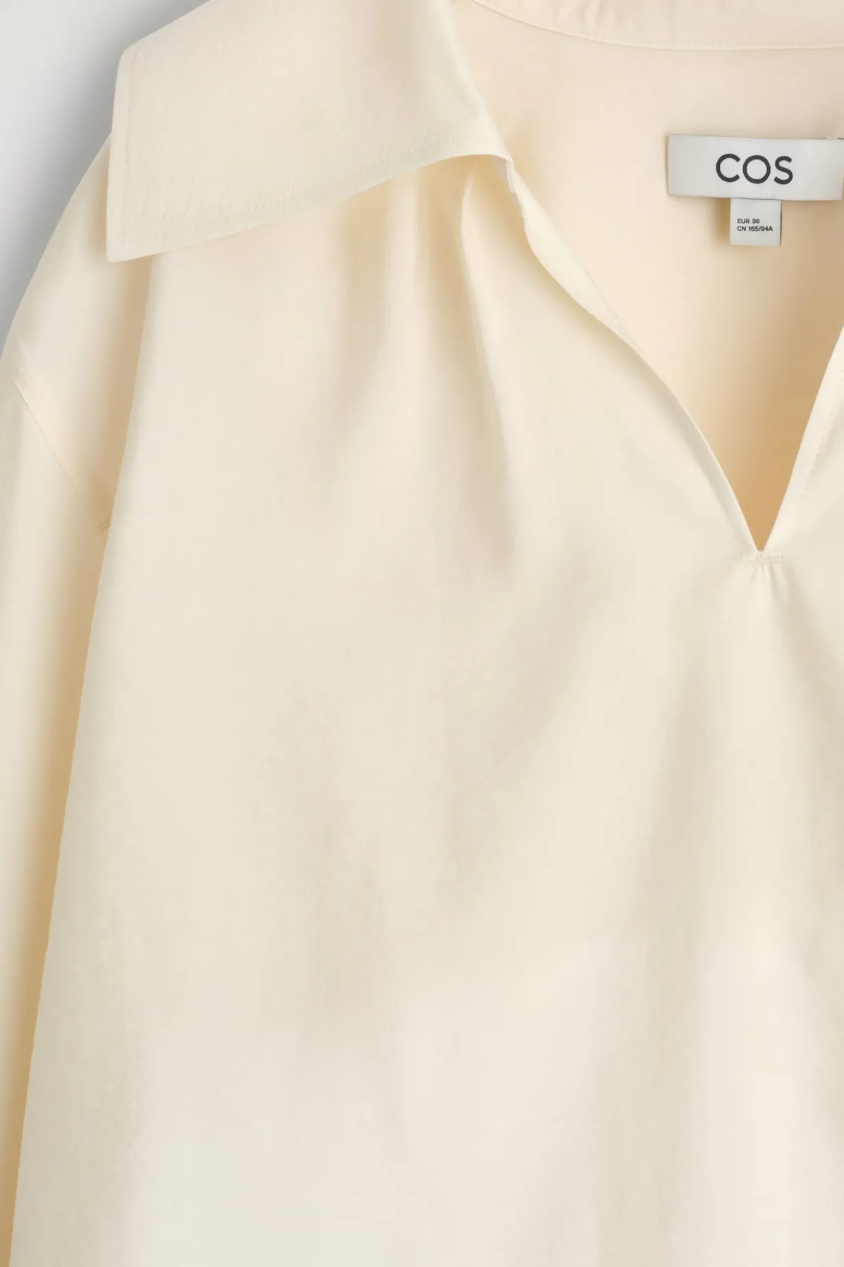 BLUSE AUS MODAL MIT BREITEM KRAGEN