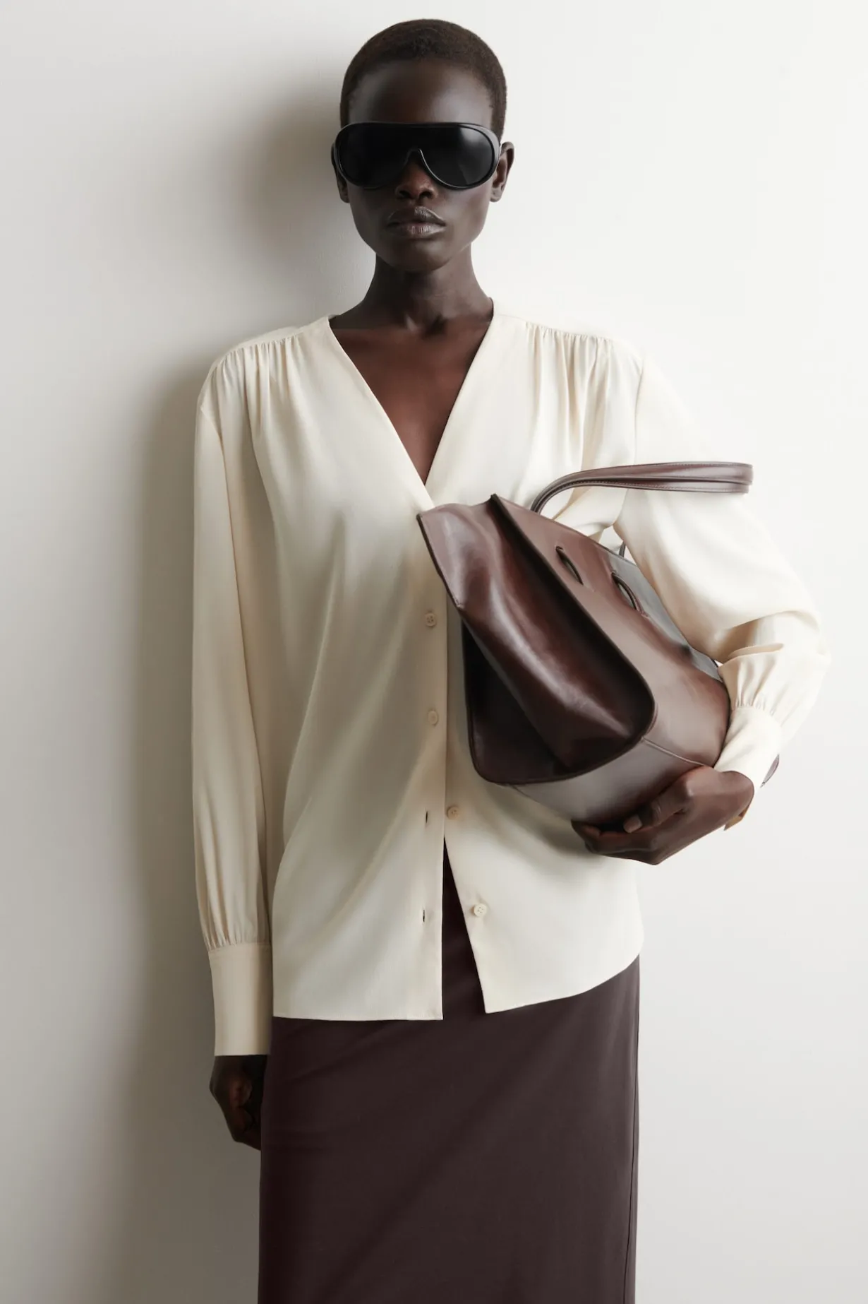 BLUSE MIT V-AUSSCHNITT UND RAFFUNGEN