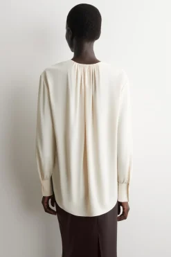 BLUSE MIT V-AUSSCHNITT UND RAFFUNGEN