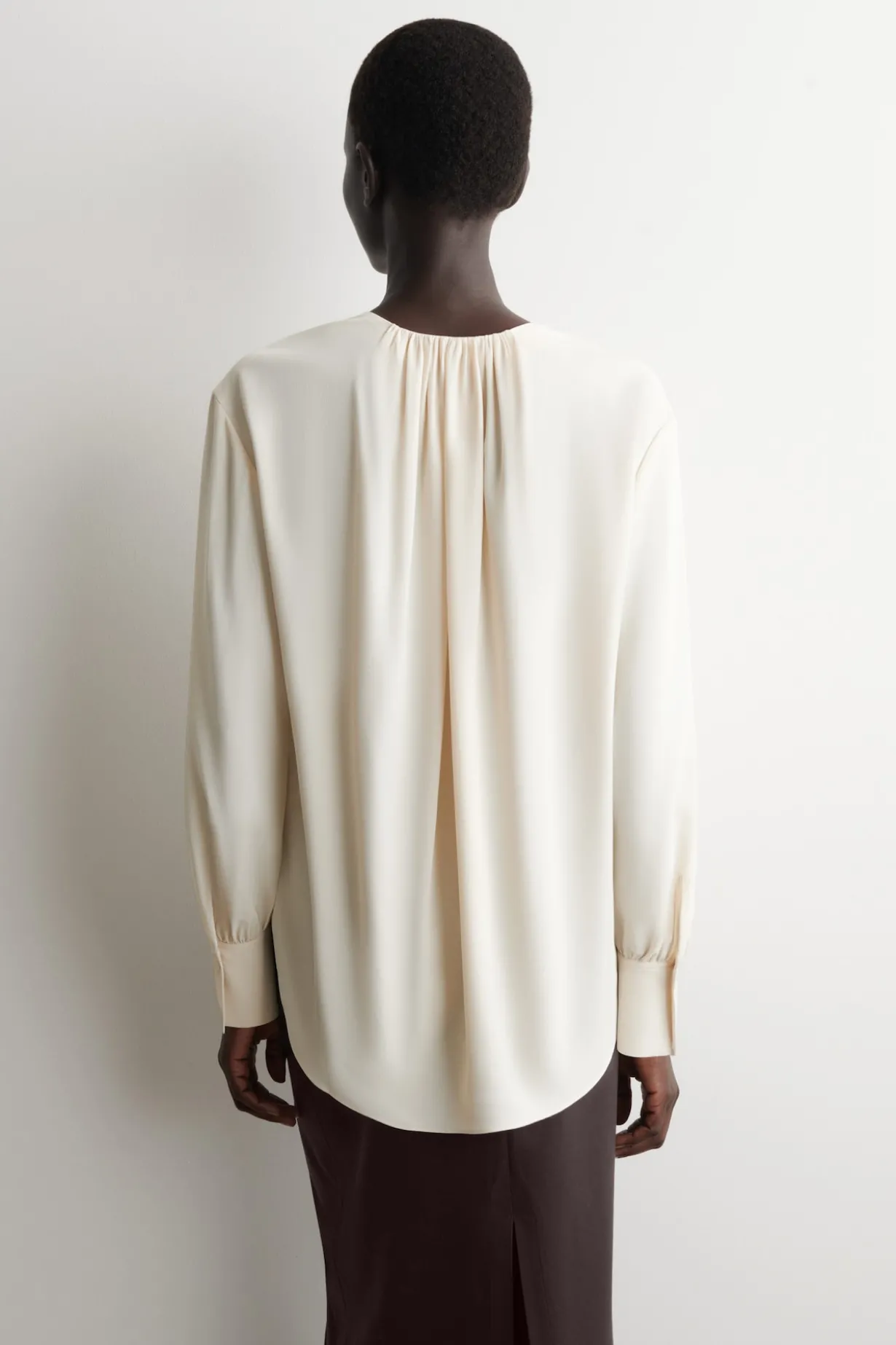 BLUSE MIT V-AUSSCHNITT UND RAFFUNGEN
