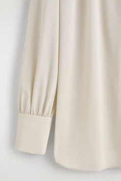 BLUSE MIT V-AUSSCHNITT UND RAFFUNGEN