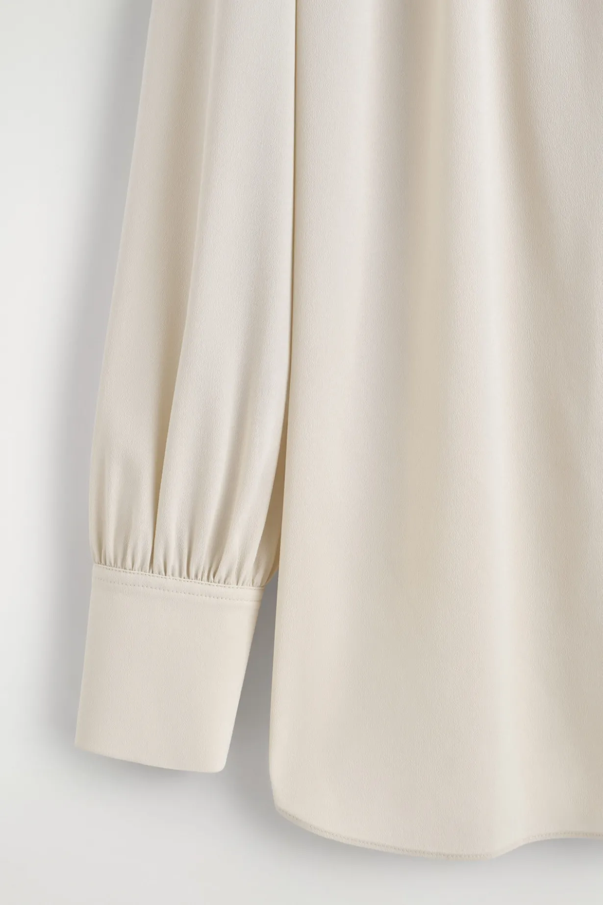 BLUSE MIT V-AUSSCHNITT UND RAFFUNGEN
