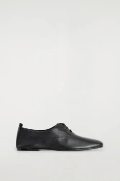 BROGUES AUS WEICHEM LEDER