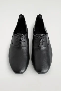 BROGUES AUS WEICHEM LEDER