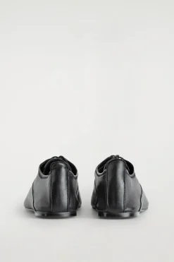 BROGUES AUS WEICHEM LEDER