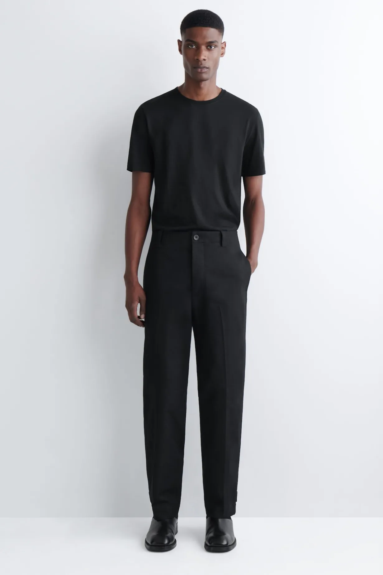CHINOHOSE AUS BAUMWOLL-CANVAS MIT GERADEM BEIN