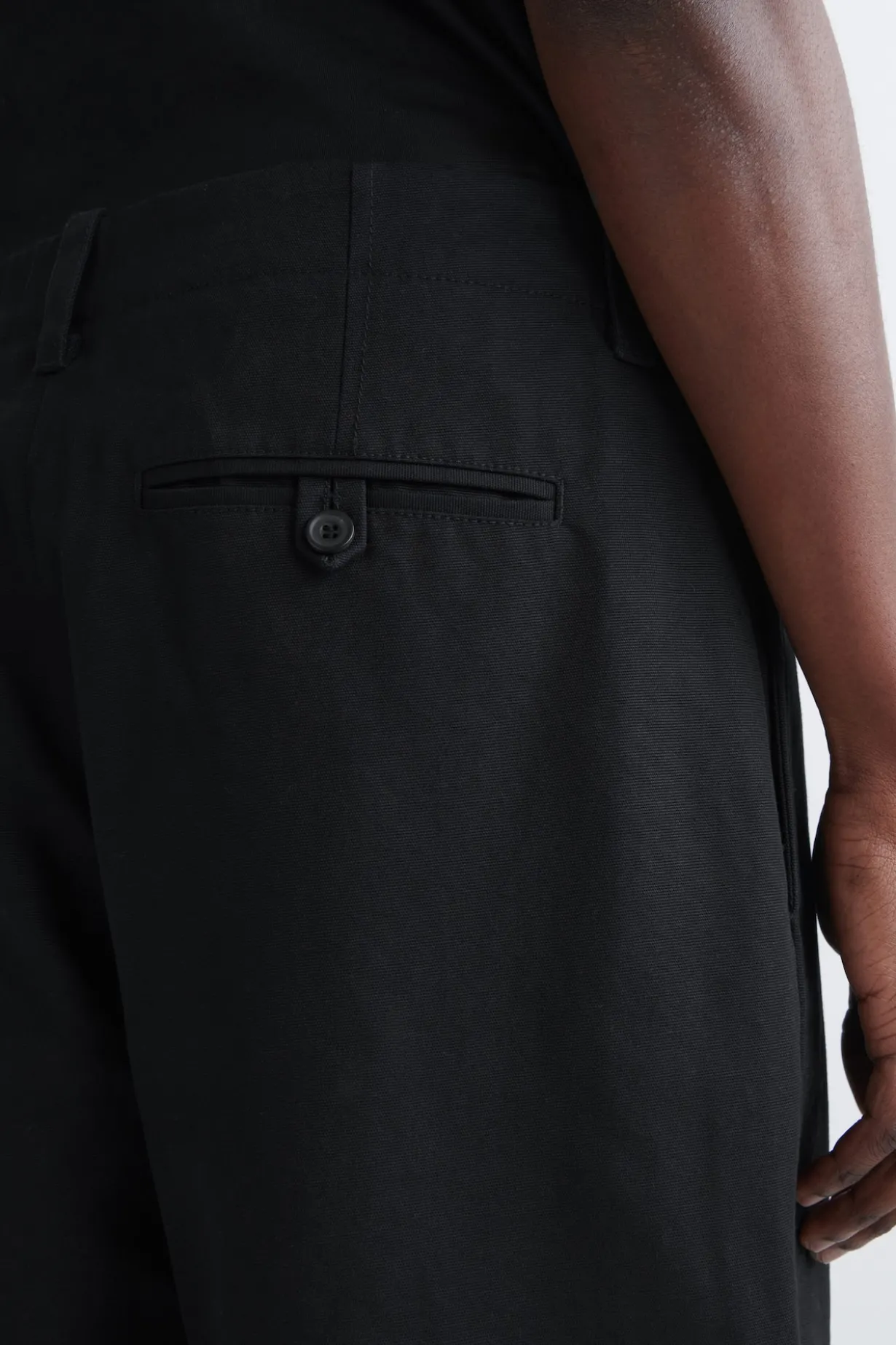 CHINOHOSE AUS BAUMWOLL-CANVAS MIT GERADEM BEIN