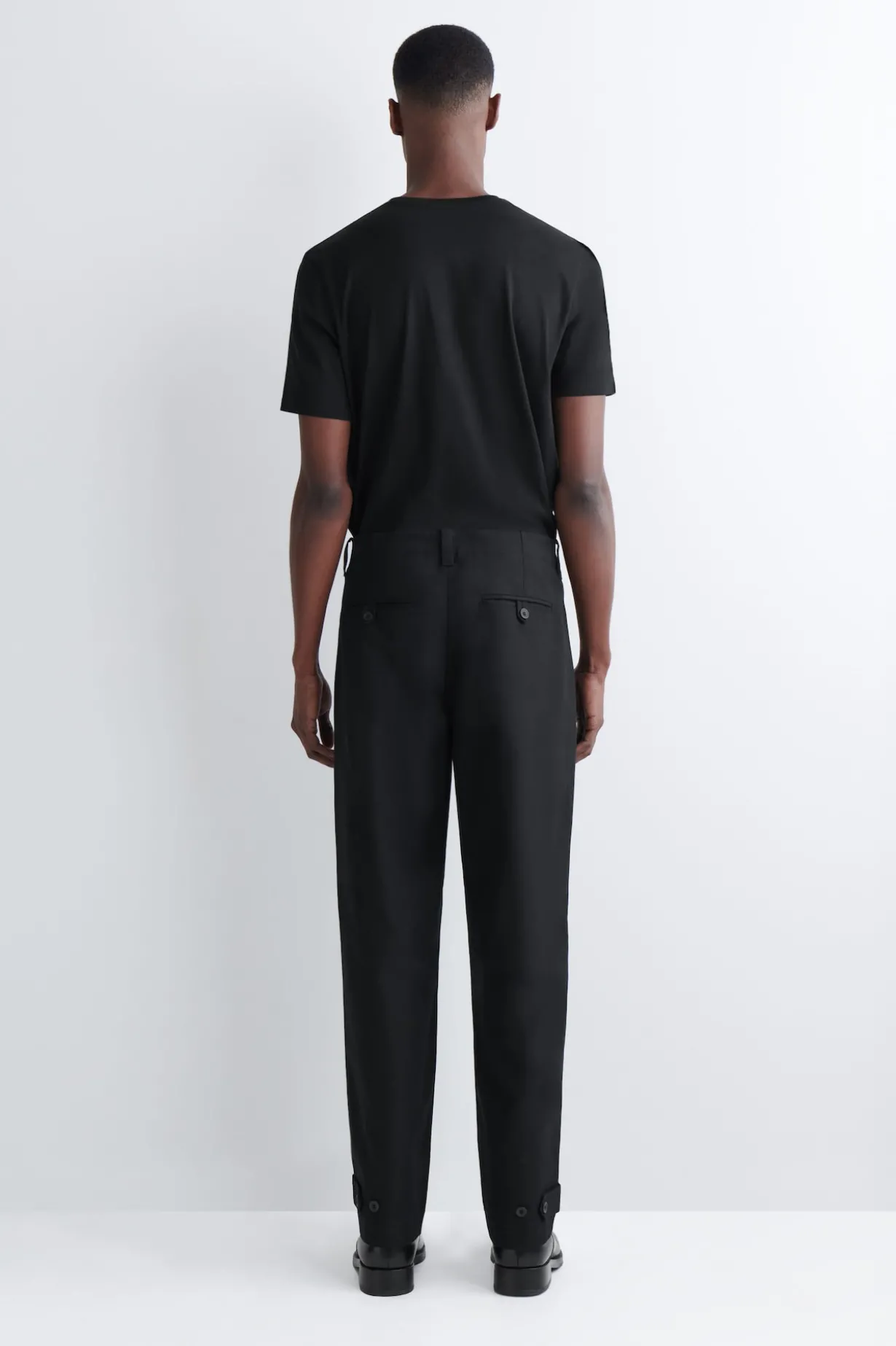 CHINOHOSE AUS BAUMWOLL-CANVAS MIT GERADEM BEIN
