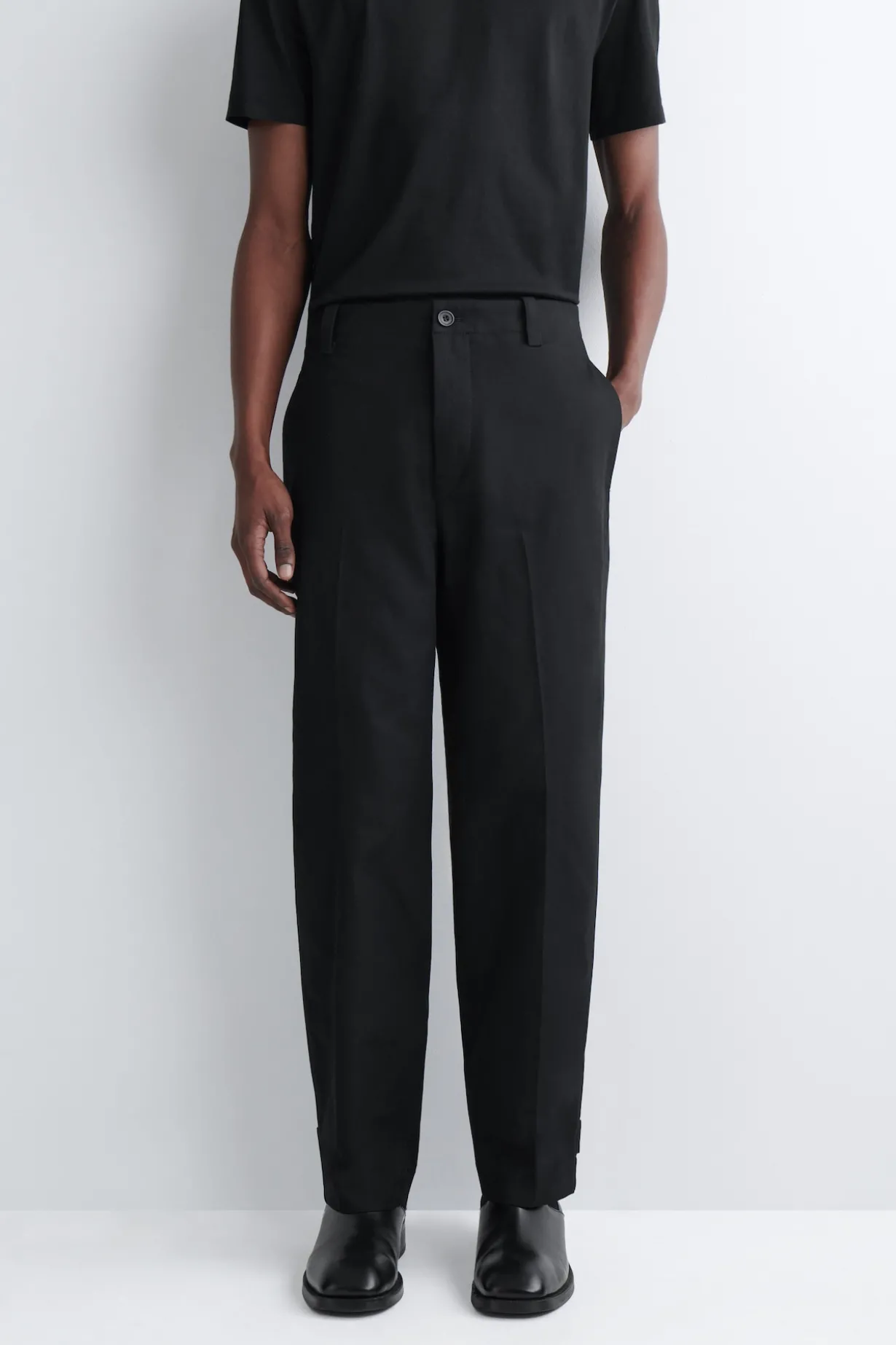 CHINOHOSE AUS BAUMWOLL-CANVAS MIT GERADEM BEIN