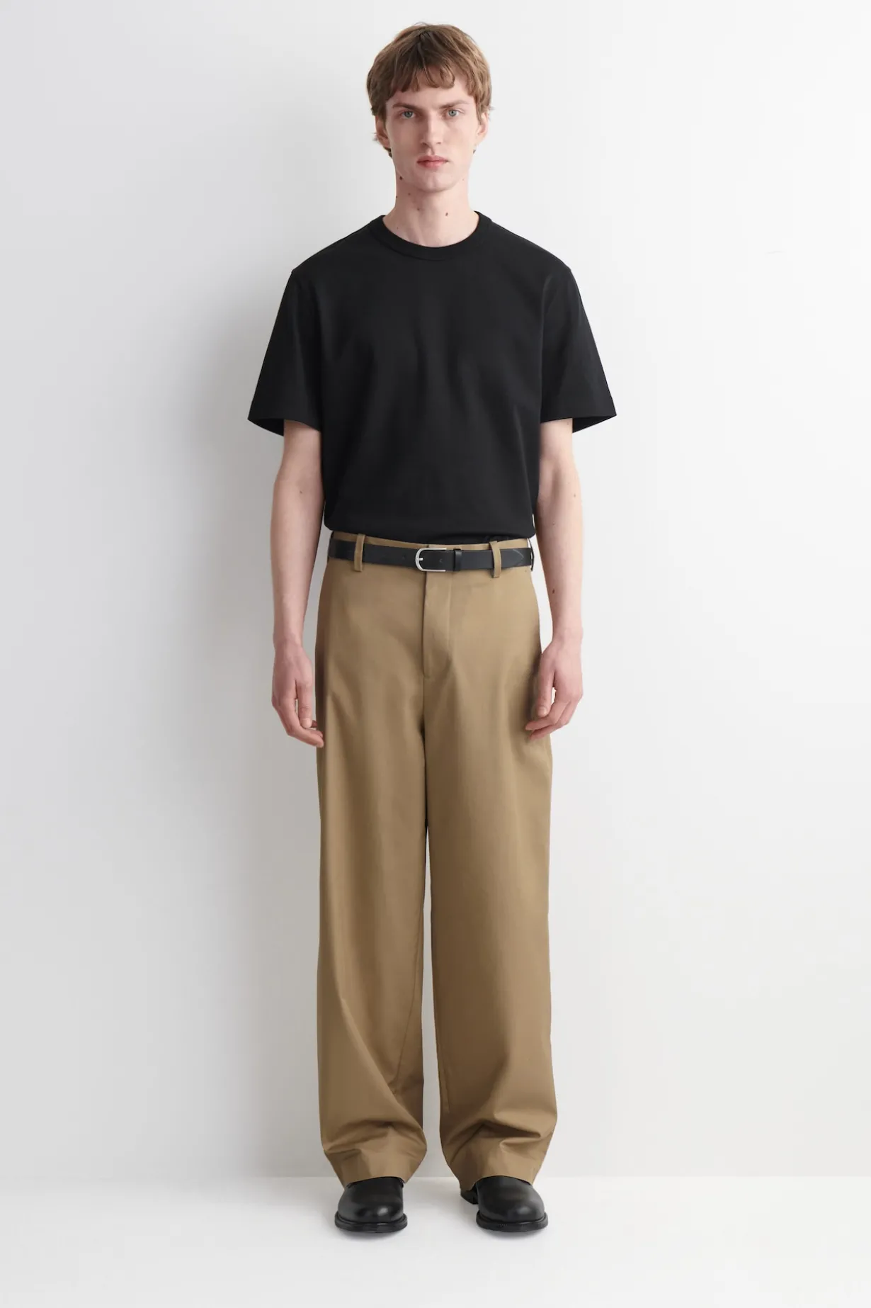 CHINOHOSE AUS BAUMWOLLE MIT WEITEM BEIN