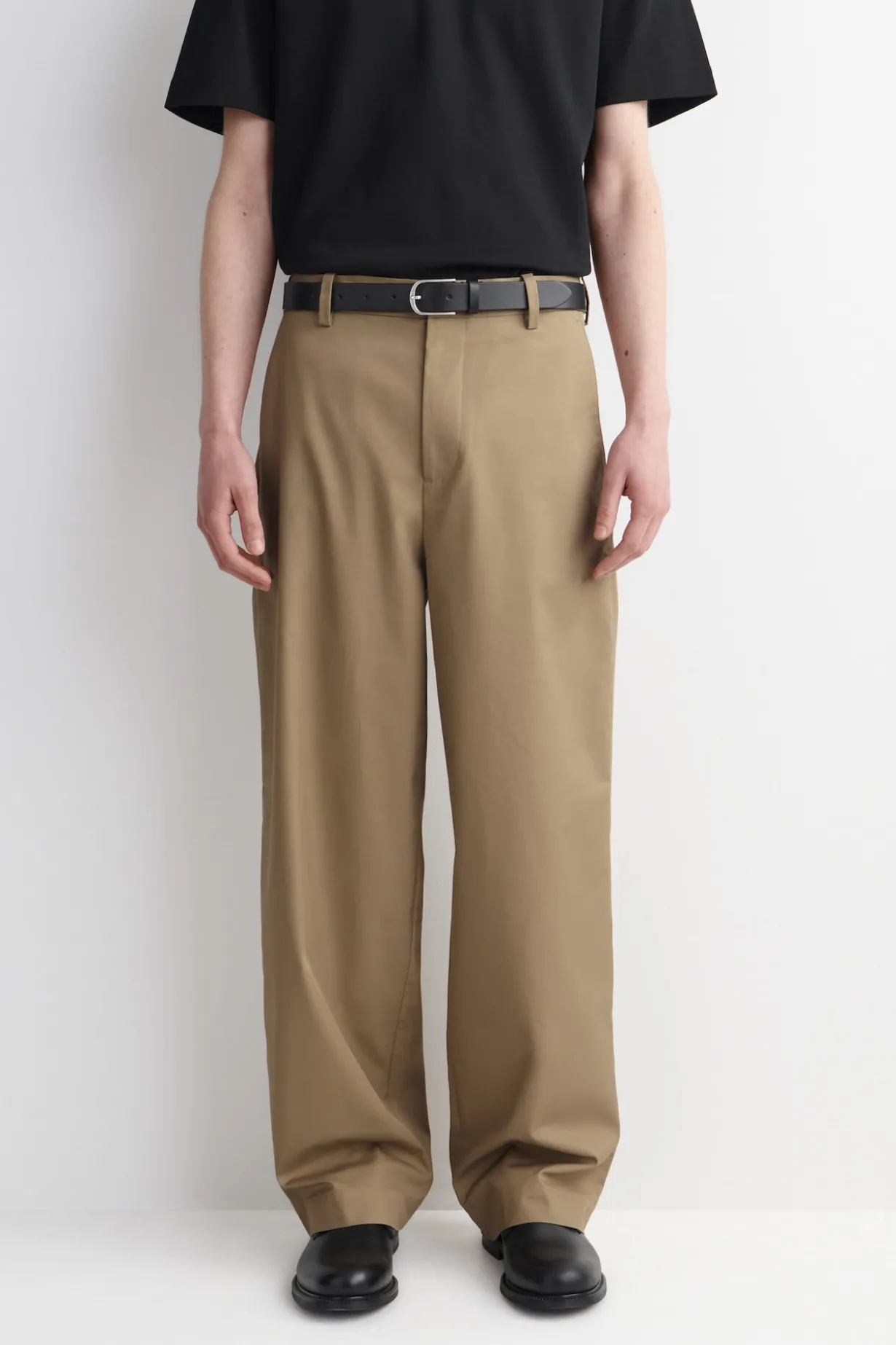CHINOHOSE AUS BAUMWOLLE MIT WEITEM BEIN