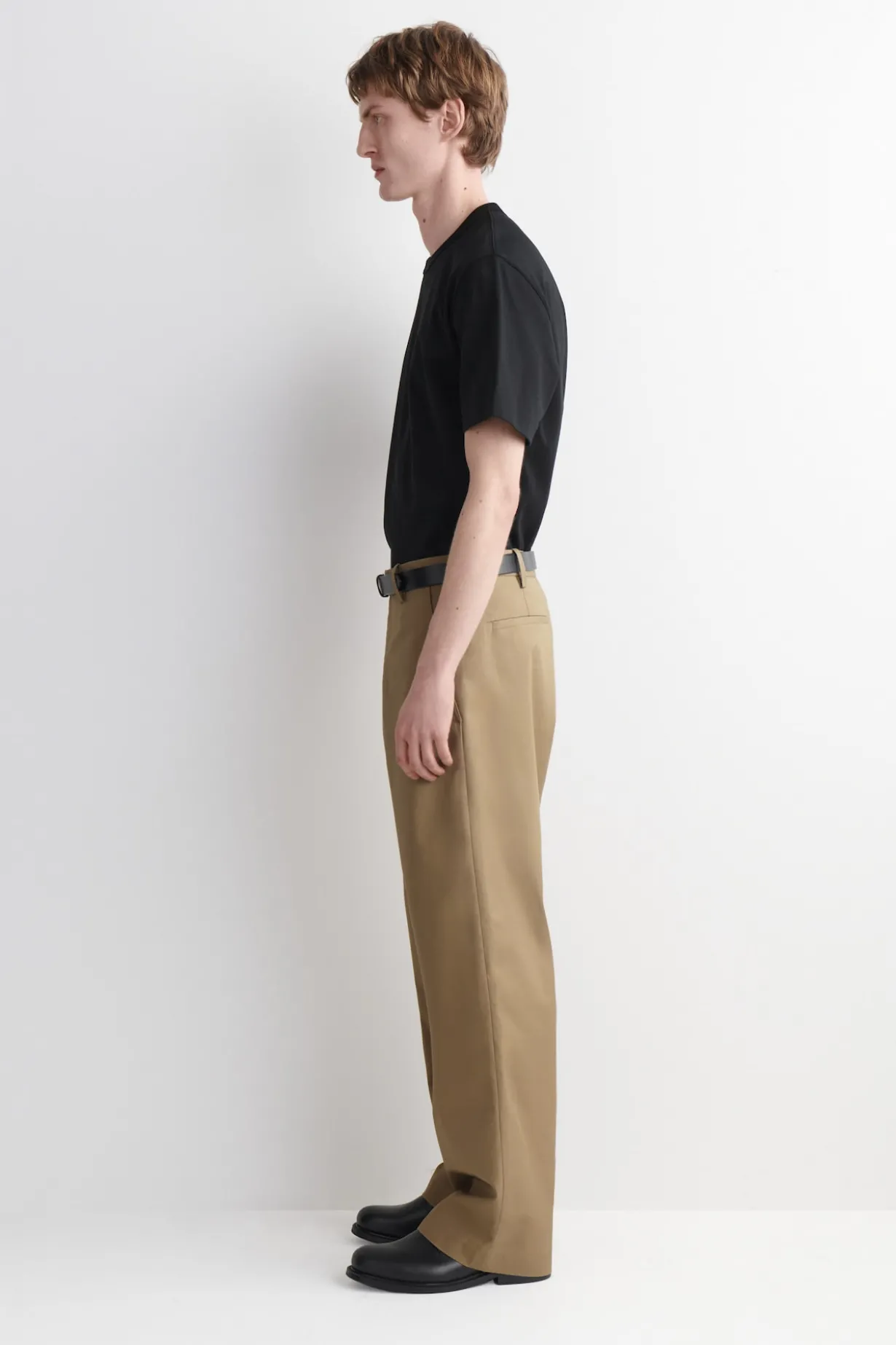CHINOHOSE AUS BAUMWOLLE MIT WEITEM BEIN