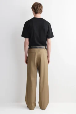 CHINOHOSE AUS BAUMWOLLE MIT WEITEM BEIN