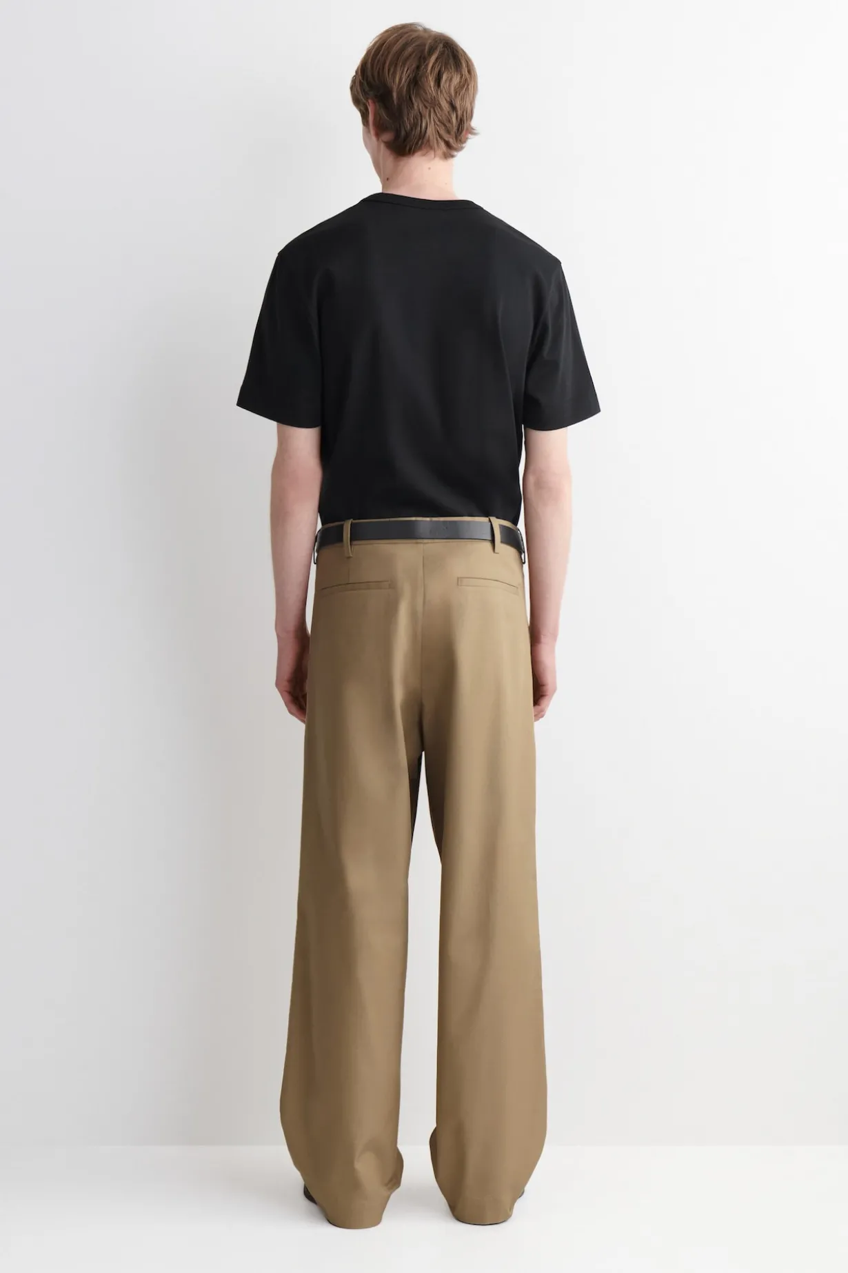 CHINOHOSE AUS BAUMWOLLE MIT WEITEM BEIN