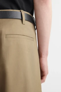 CHINOHOSE AUS BAUMWOLLE MIT WEITEM BEIN