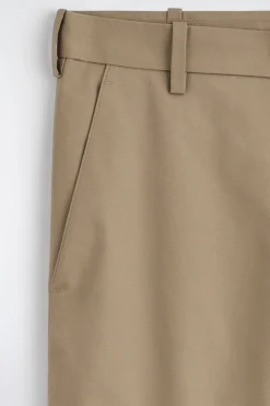 CHINOHOSE AUS BAUMWOLLE MIT WEITEM BEIN