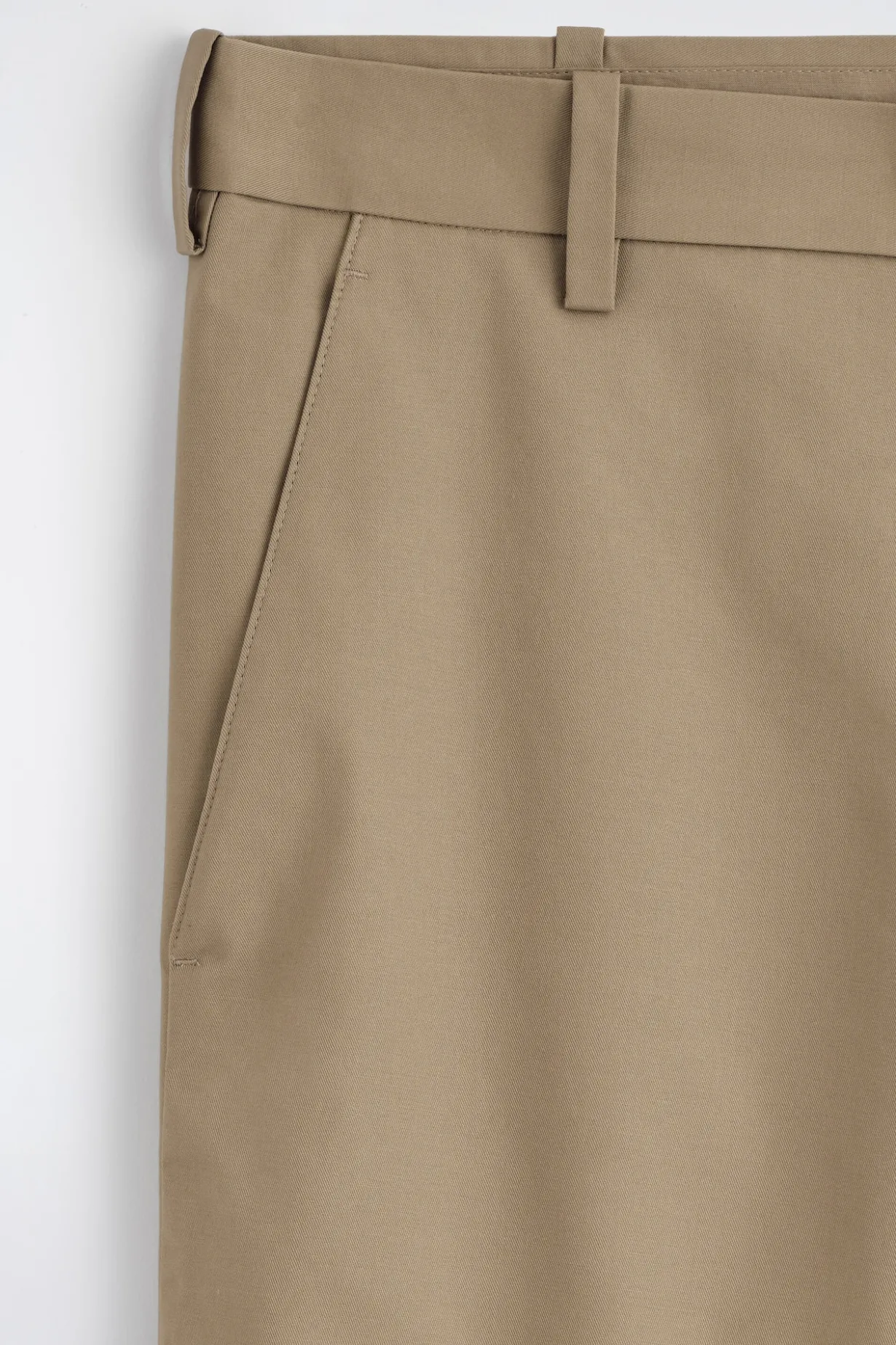 CHINOHOSE AUS BAUMWOLLE MIT WEITEM BEIN