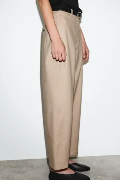 CHINOHOSE AUS BAUMWOLLE MIT BARREL-BEIN