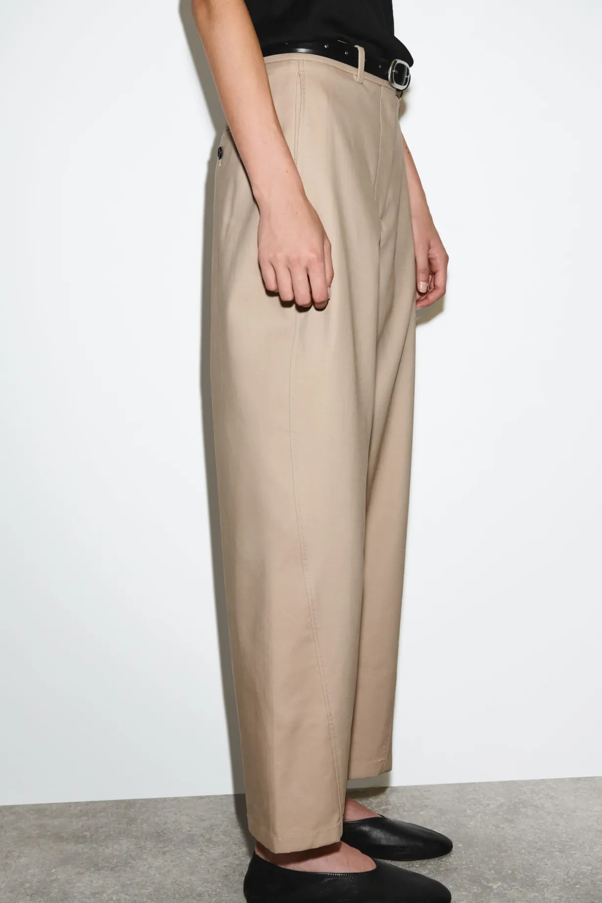 CHINOHOSE AUS BAUMWOLLE MIT BARREL-BEIN