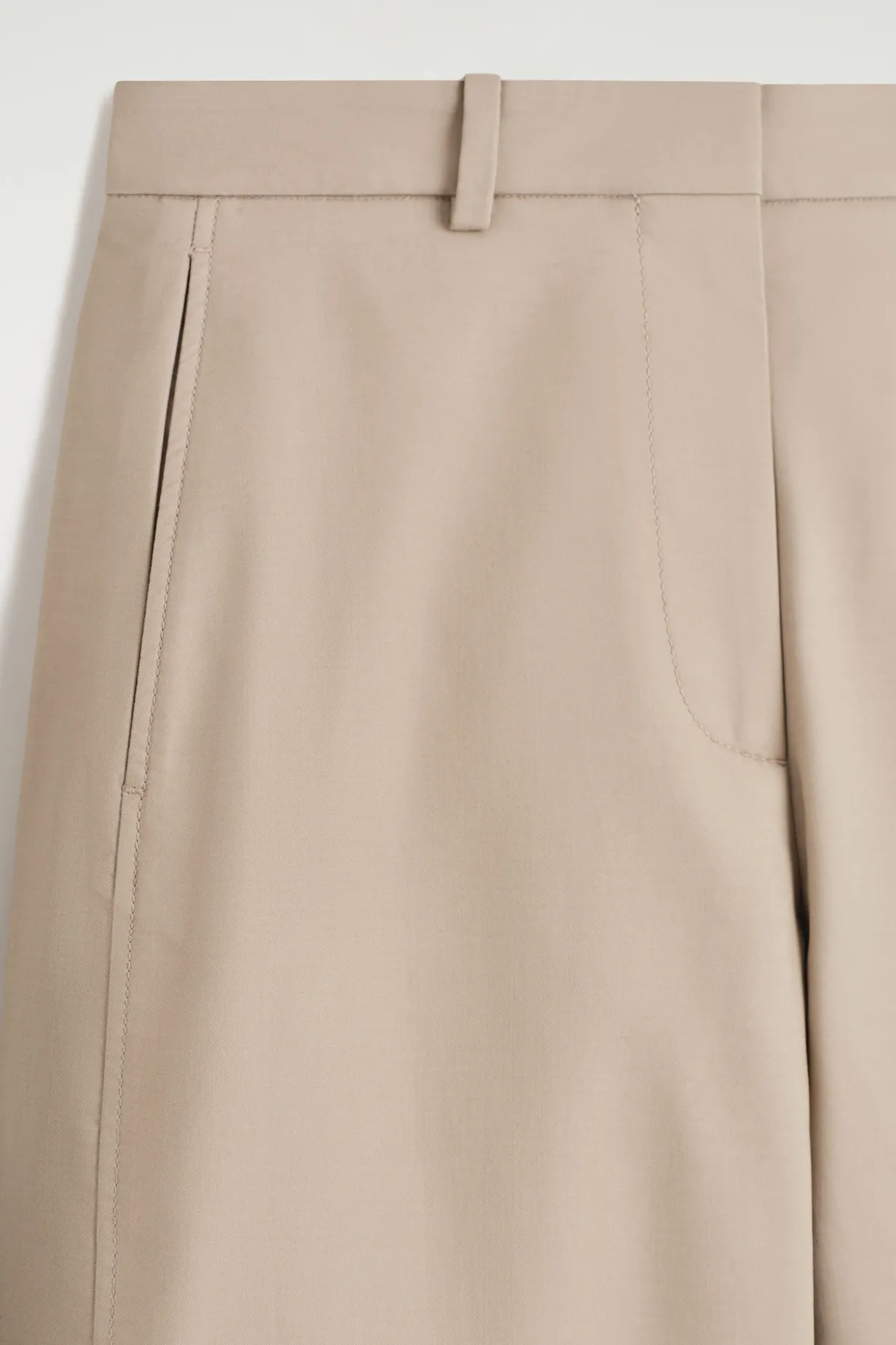 CHINOHOSE AUS BAUMWOLLE MIT BARREL-BEIN
