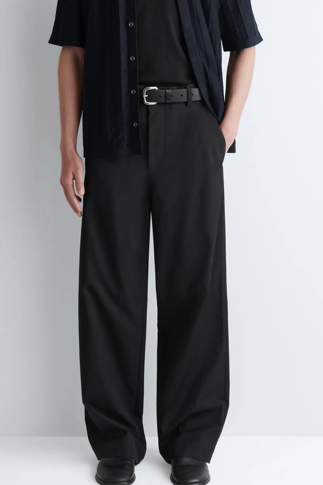 CHINOHOSE AUS BAUMWOLLE MIT WEITEM BEIN