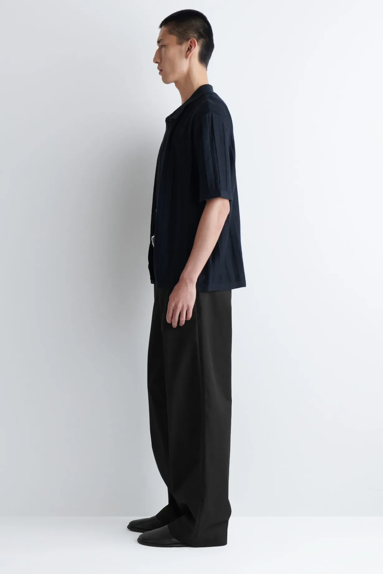 CHINOHOSE AUS BAUMWOLLE MIT WEITEM BEIN