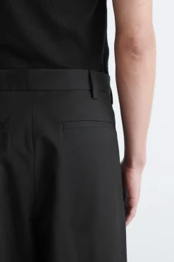 CHINOHOSE AUS BAUMWOLLE MIT WEITEM BEIN