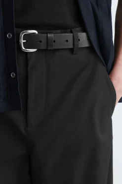 CHINOHOSE AUS BAUMWOLLE MIT WEITEM BEIN