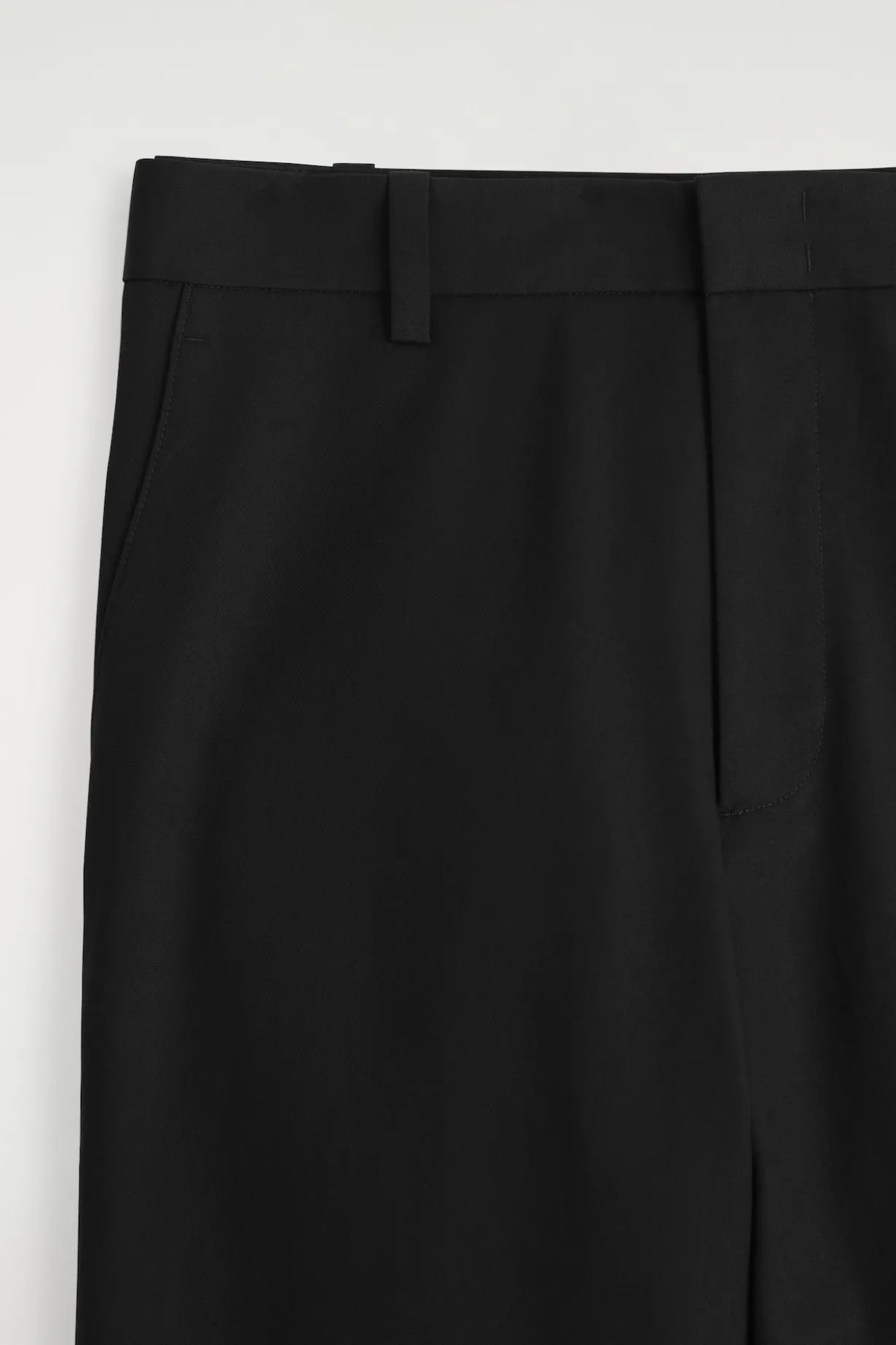 CHINOHOSE AUS BAUMWOLLE MIT WEITEM BEIN