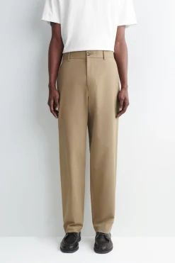 CHINOHOSE AUS BAUMWOLLE MIT GERADEM BEIN