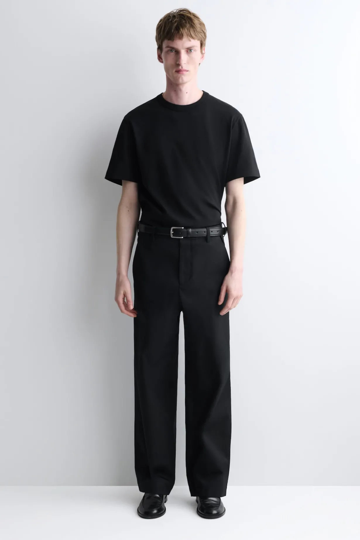 CHINOHOSE AUS BAUMWOLLE MIT WEITEM BEIN