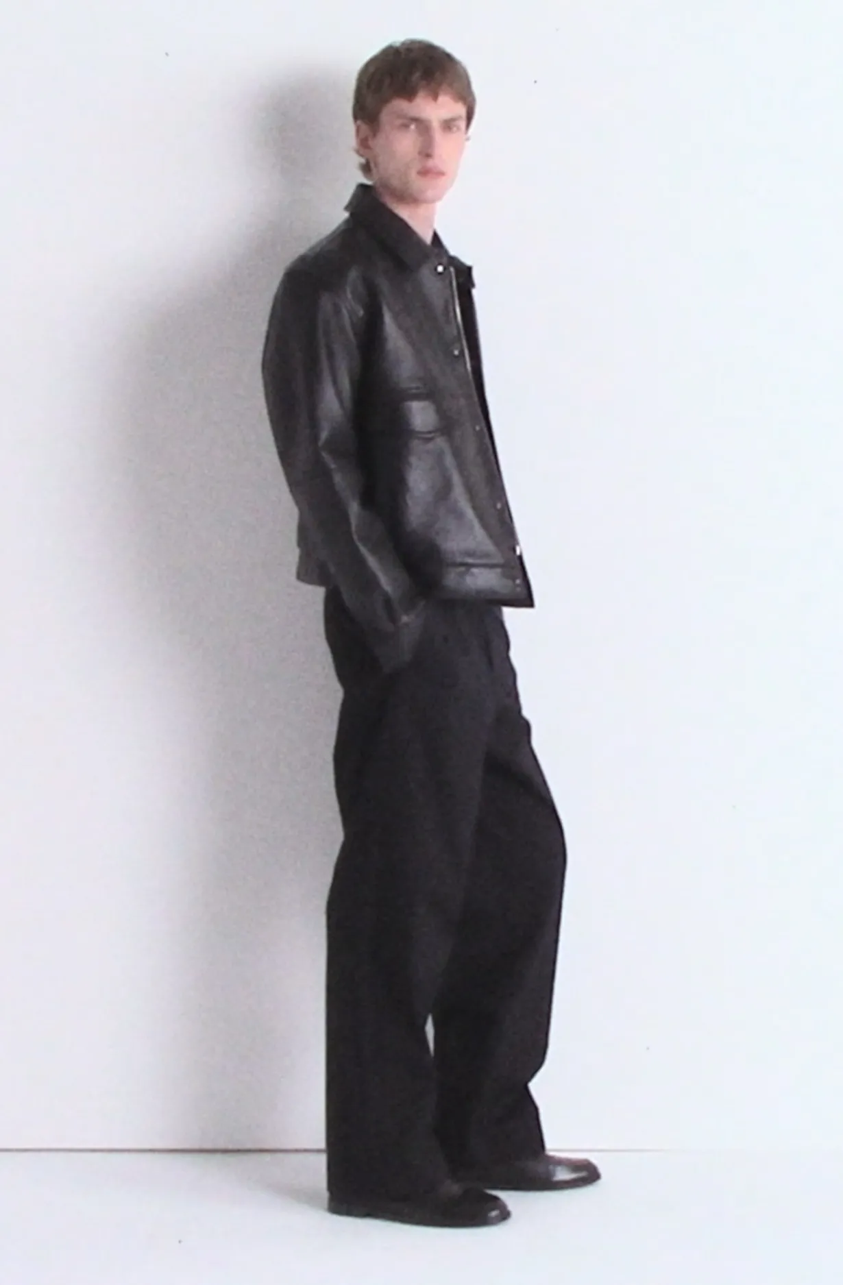 CHINOHOSE AUS BAUMWOLLE MIT WEITEM BEIN