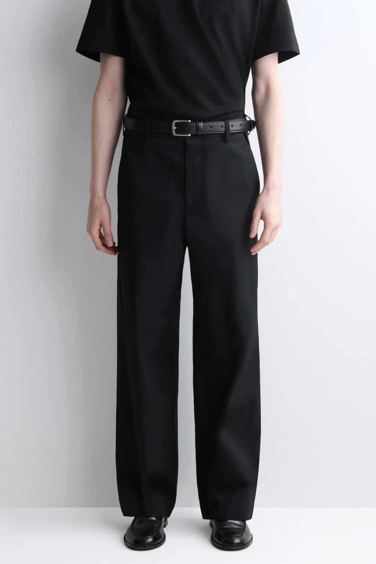 CHINOHOSE AUS BAUMWOLLE MIT WEITEM BEIN