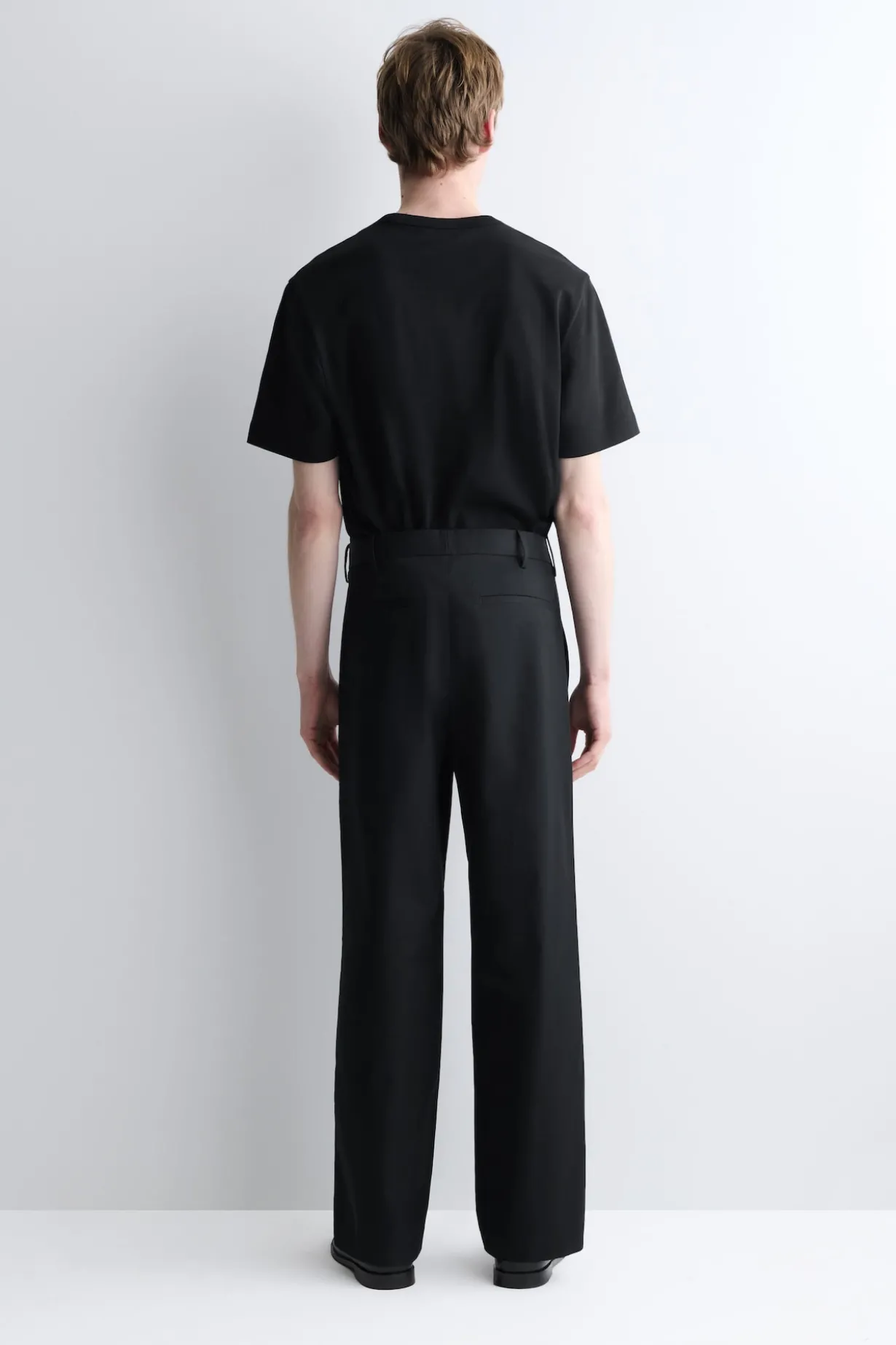 CHINOHOSE AUS BAUMWOLLE MIT WEITEM BEIN