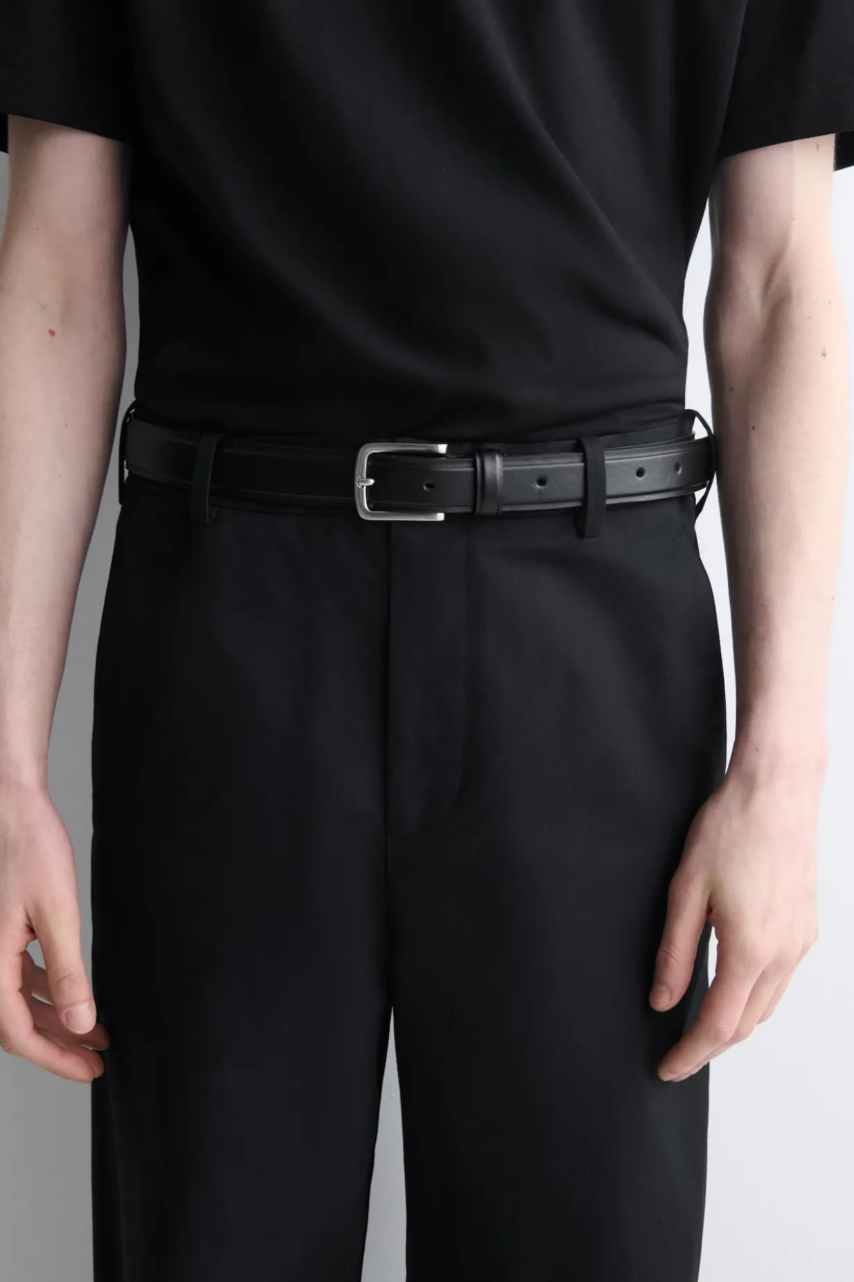 CHINOHOSE AUS BAUMWOLLE MIT WEITEM BEIN