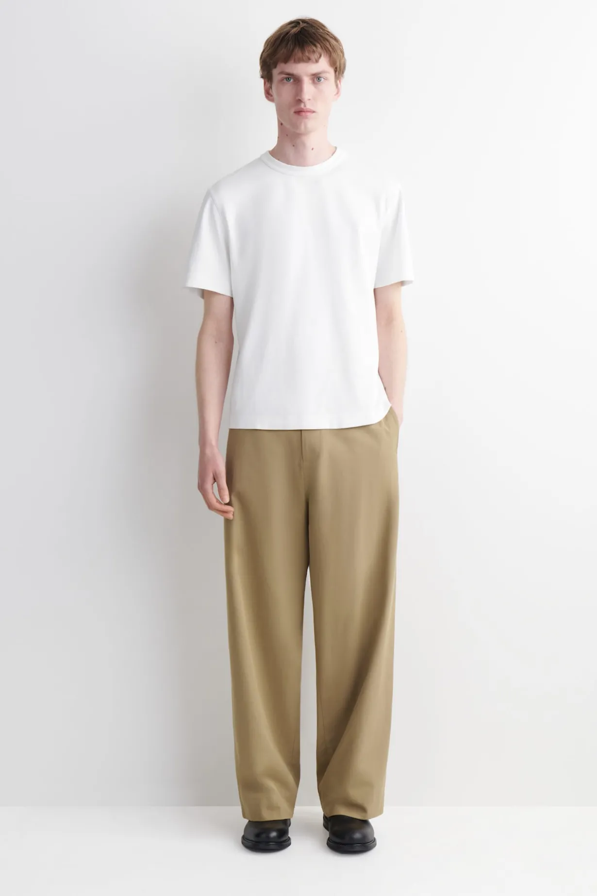 CHINOHOSE AUS BAUMWOLLE MIT WEITEM BEIN